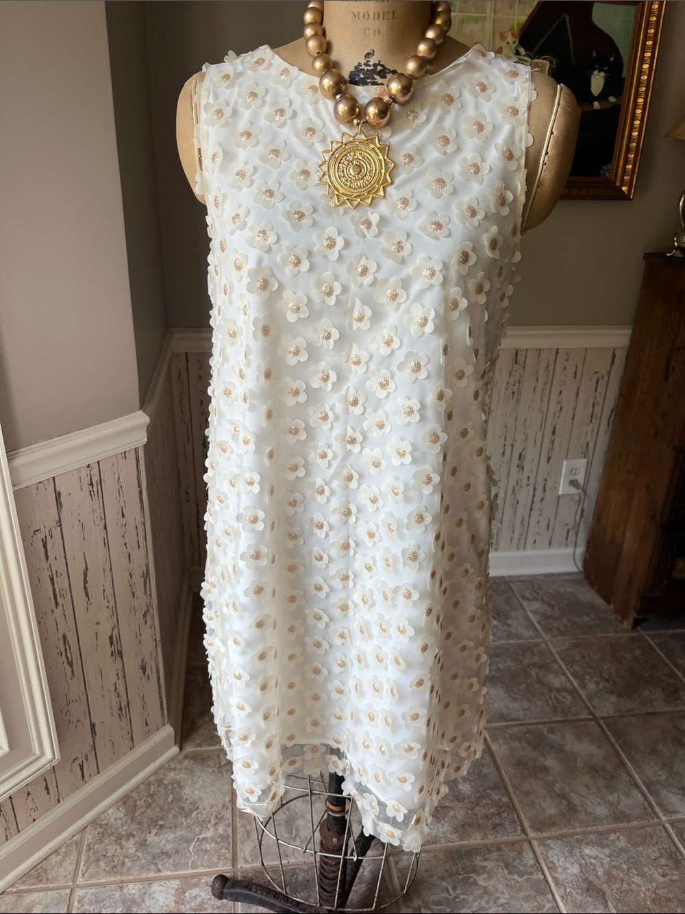 Lili Sidonio Sleeveless White Floral Appliqué Shift Dress Md